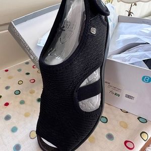 Bzees Dream sandals size 7.5 Wide Black New in Box